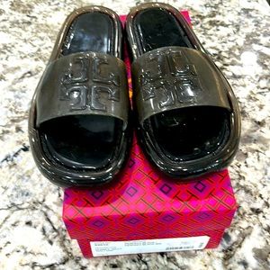 Tory Butch size 9 bubble jelly slides in black.